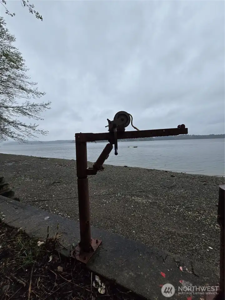 There is a davit on the bulkhead, with a little work you can raise and lower kayaks and gear to the beach! There is a davit on the bulkhead, with a little work you can raise and lower kayaks and gear to the beach!
