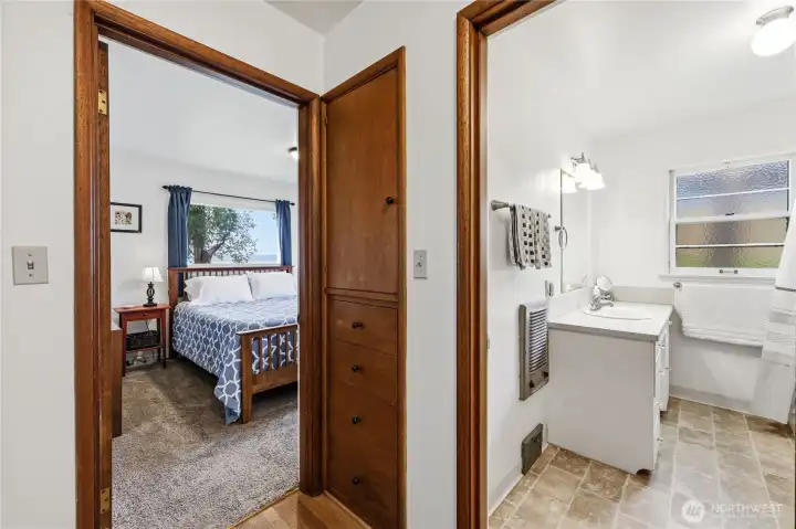Full bath seperates the two bedrooms.