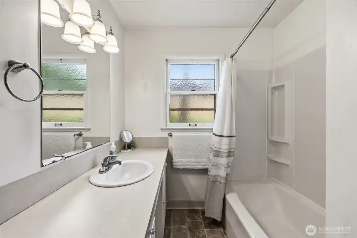 Full hallway bath.