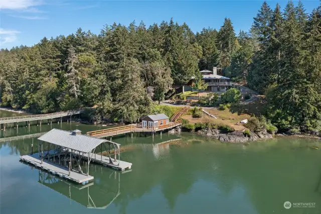 The covered dock and the casita on the dock can be accessed via a circle driveway