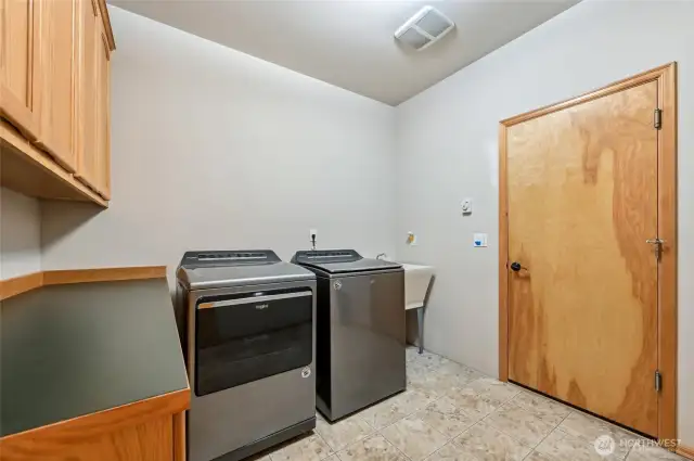 Main floor laundry room w access to the garage