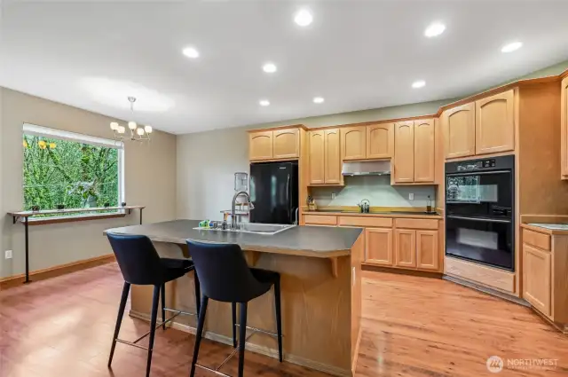 Kitchen w ample eating space