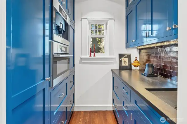 Butler's Pantry with integrated appliances
