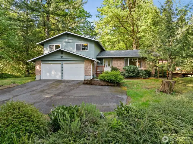 Away from it all but so close to recreation, shops, and more.  Walk to Alpine Hills park or Delphi Golf/Frisbee Golf Course. Bike up to Capital Forest trails, or drive to McLane Creek, Black Lake, Westside Mall.