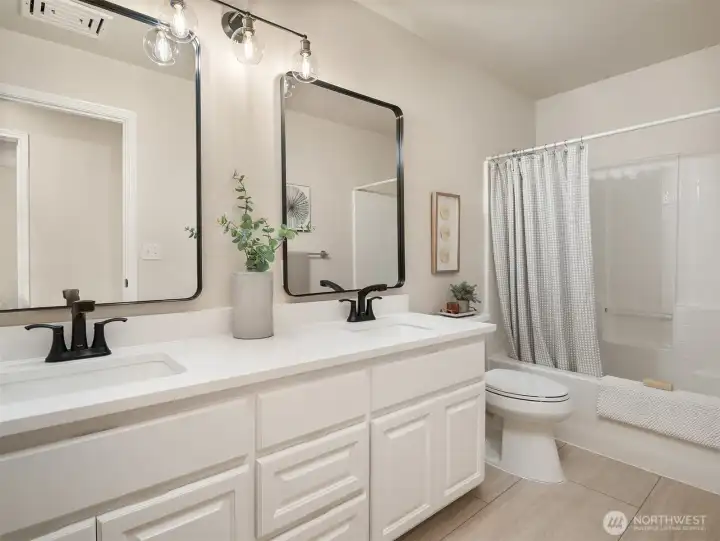 Upstairs full bathroom.