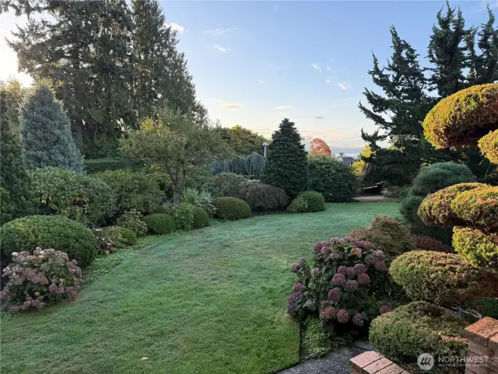 Gorgeous professionally designed yard/garden. New 6-zone sprinkler system