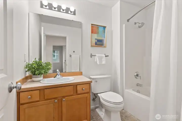 Full guest bath upstairs.