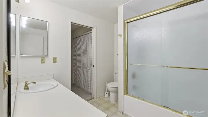 Full bathroom 2nd floor