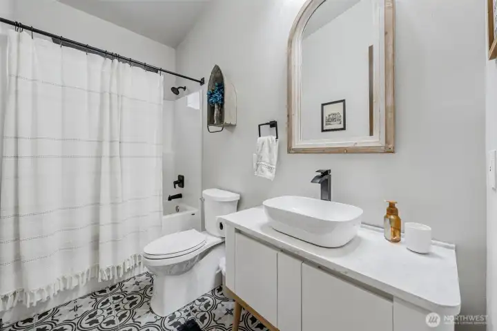 2nd bathroom off the 2nd bedroom~