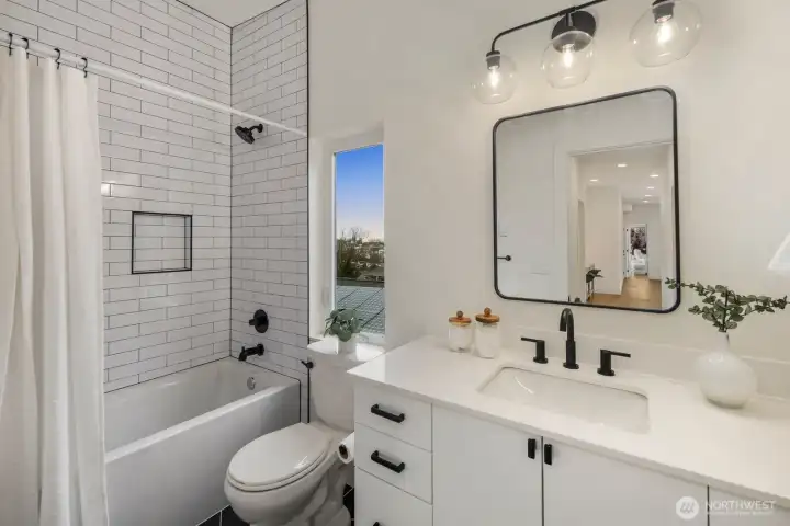 Full hall bath with pocket views