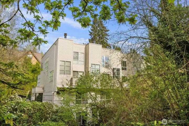 This home is close in to the city but extremely quiet due to it's location near the greenbelt