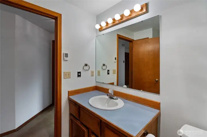 Full bath in upstairs hallway