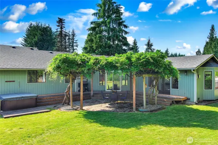 Back patio and entertaining area.