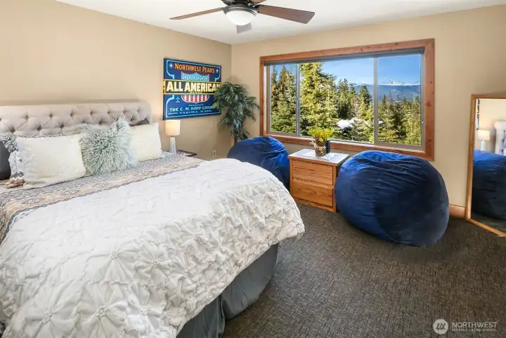 More big views of the Stewarts from this oversize room.  Also has south facing small windows facing the South Cle Elum Ridge.