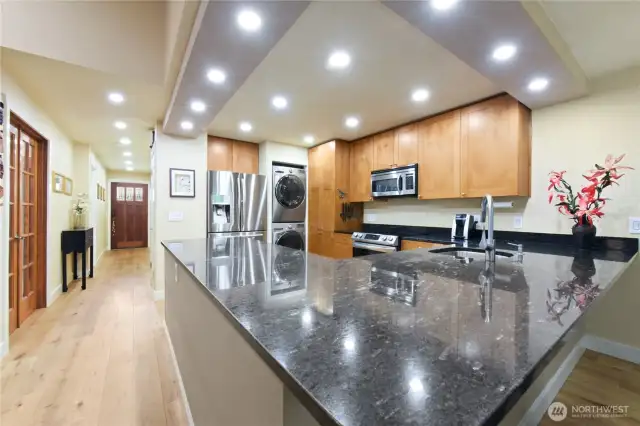 The kitchen is illuminated by a combination the latest lighting technology (dimmable light bulbs that can be adjusted for brightness and warmth) and elegant ceiling design.