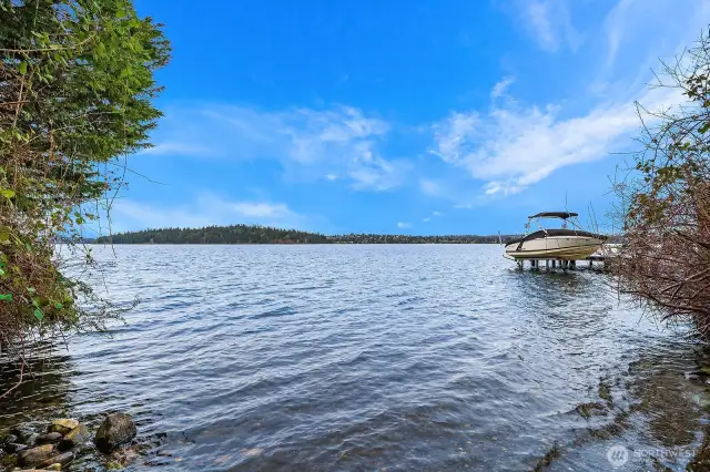 At Franklin Landing, take in sweeping views of Lake Washington and Seward Park while watching boats drift past this peaceful waterfront nook.