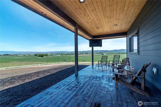 Covered patio for relaxing or entertaining with great views!