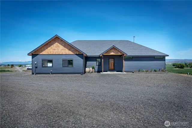 Large driveway for horse trailers or just for easy turning around