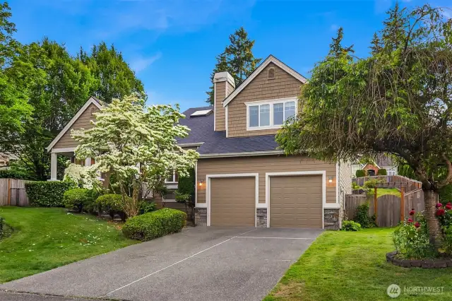 ?A Burnstead beauty reimagined—$300K in refined upgrades grace this 6BD/3.25BA haven.