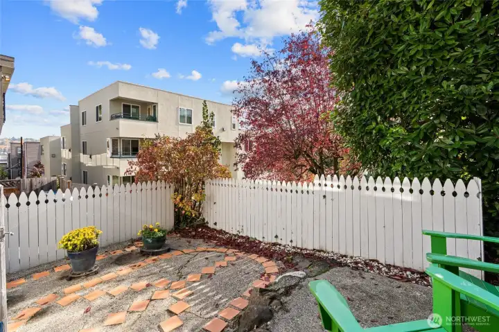 Fenced yard - bring your pets!