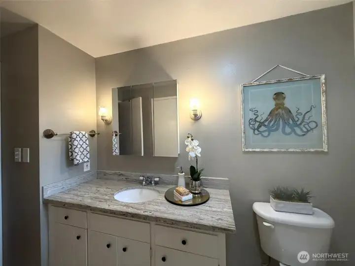 Main full bath in hallway next to bedrooms