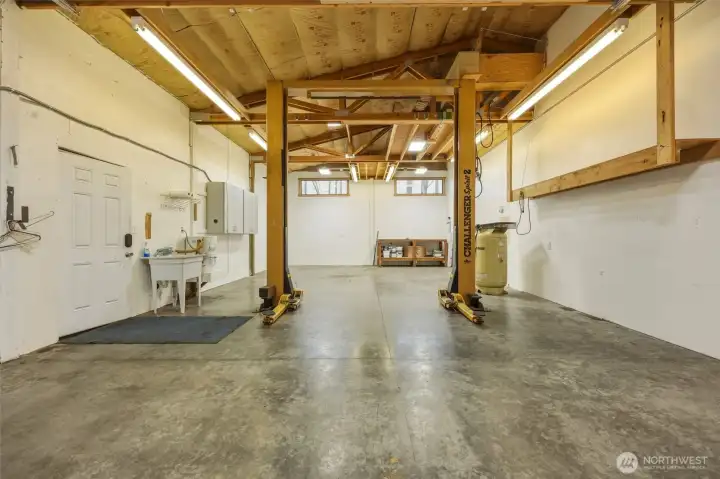 Fantastic heated shop with vehicle lift included