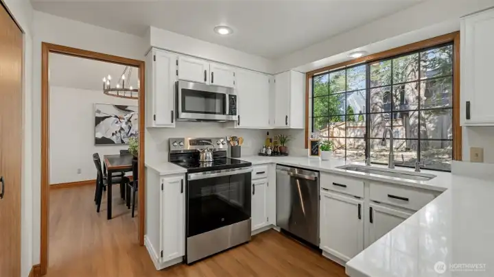 Quartz counters and a 2 person eatbar.