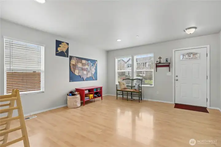 Turn the front multi purpose room into your dream space as dining room or living room.