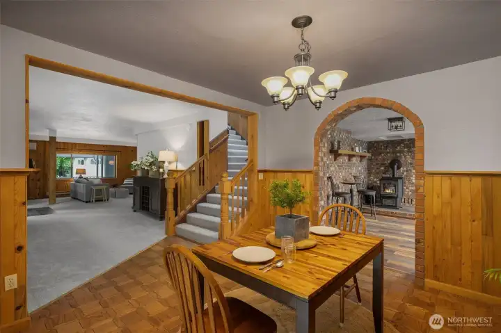 Dinging room with bay window