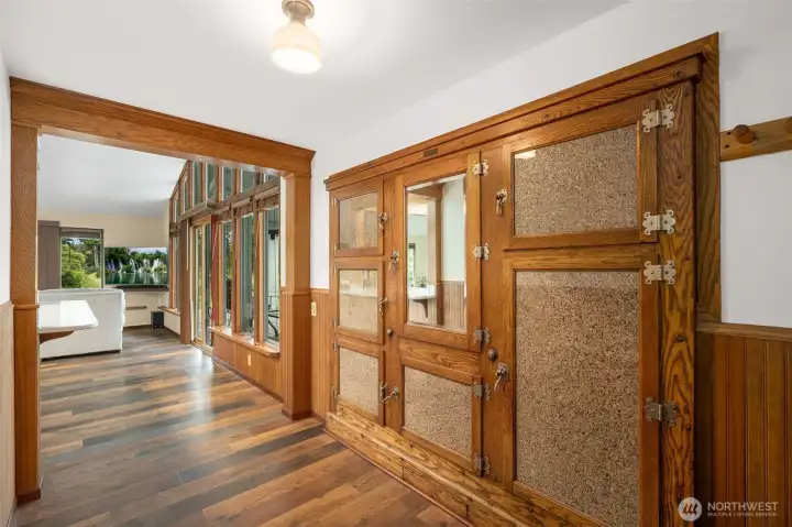 Seller uses this as a pantry. Lots of storage