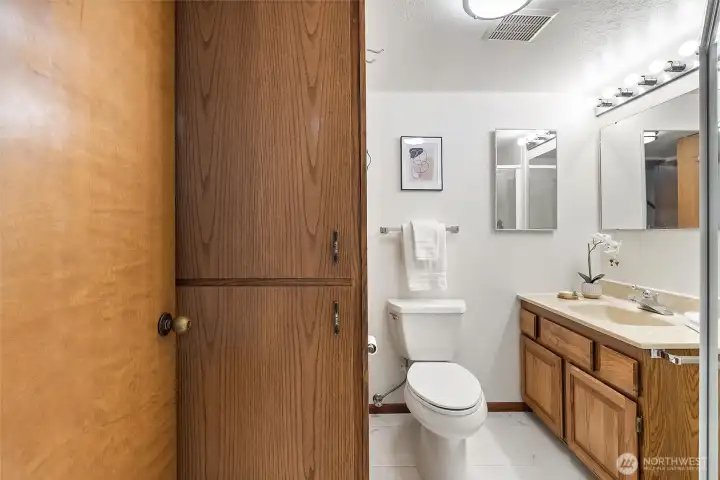 Studio w/ kitchenette bathroom