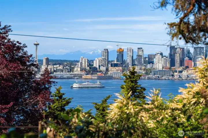 Gorgeous views of Elliott Bay, the Seattle skyline as well as the Cascade mountains. Gorgeous views of Elliott Bay, the Seattle skyline as well as the Cascade mountains.