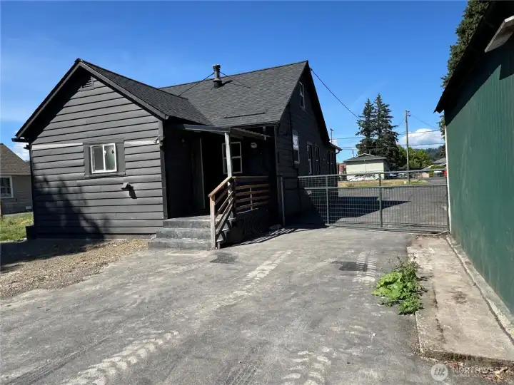 Back door porch. paved driveway.