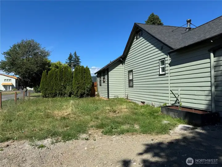 This side of the home has a large side yard. home could easily be expanded in any direction.