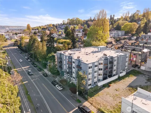 Easy access to the protected bicycle lane connecting Elliot Bay and Burke-Gilman trails.