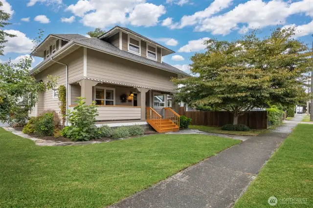 This home has got such amazing curb appeal! Situated on the corner of Farragut and J Streets which is 2 blocks from Elizabeth Park and 6 blocks from Broadway Park or Zeek's Pizza...in the heart of the Fountain District.