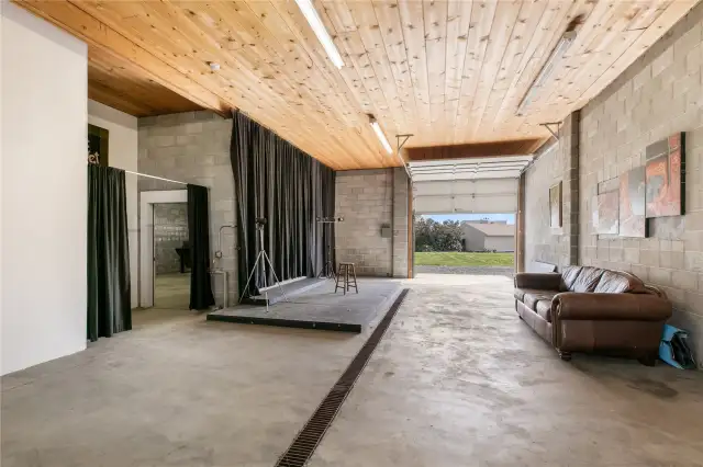 Large Outbuilding Space - 1 of 3