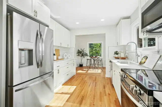 Full-tile backsplash keeps your surfaces easy to clean!