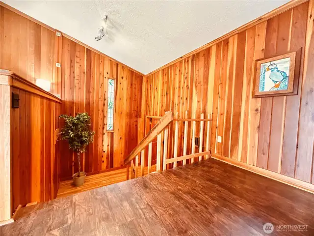 Landing up to living room, kitchen, and half bath.