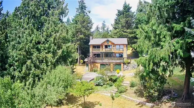 Half acre yard with fire pit, garden, fruit tress to enjoy