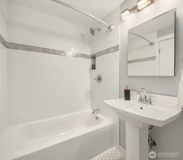 Full hallway bath