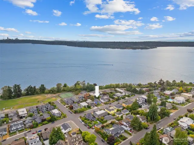 Enjoy the Kirkland lifestyle—where relaxed lakeside living meets urban convenience, with scenic parks, local boutiques, and vibrant dining just moments from home.