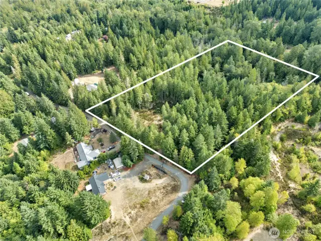 *Lot lines are approximate and provided for visual reference only; not a survey. Buyer to verify to their satisfaction