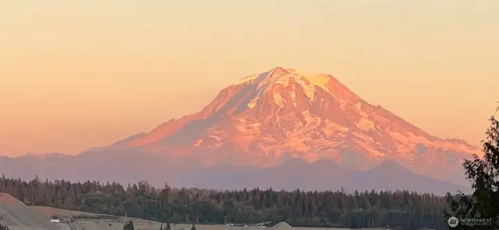 Spectacular views of the mountain from every room! Spectacular views of the mountain from every room!