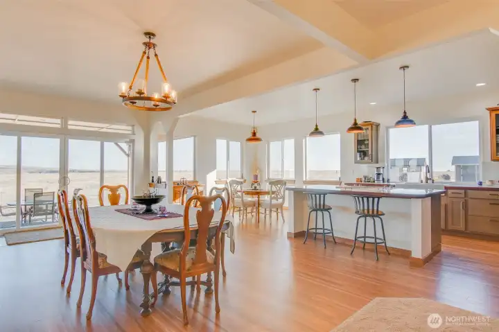 Dining & Breakfast bar