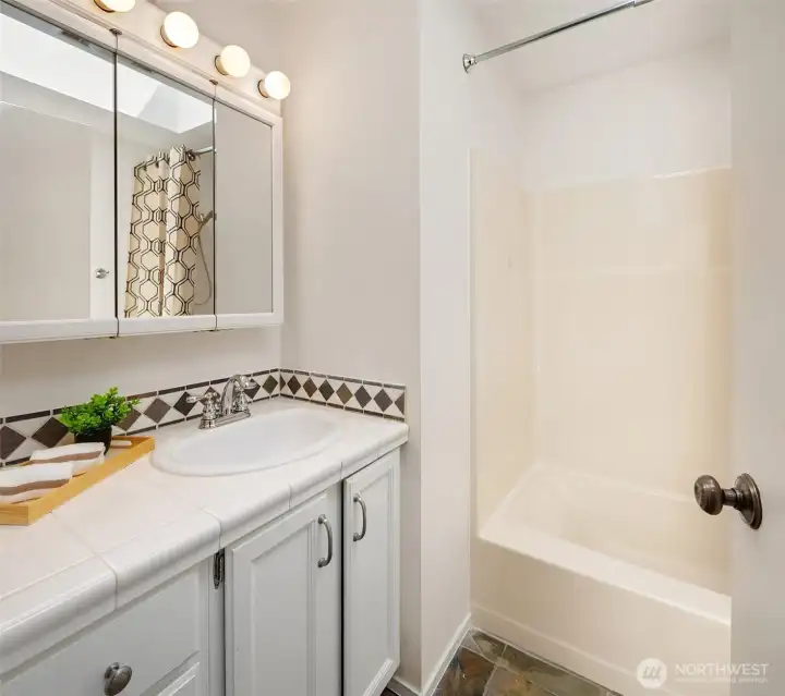 Full bathroom just off the bedrooms. Full bathroom just off the bedrooms.