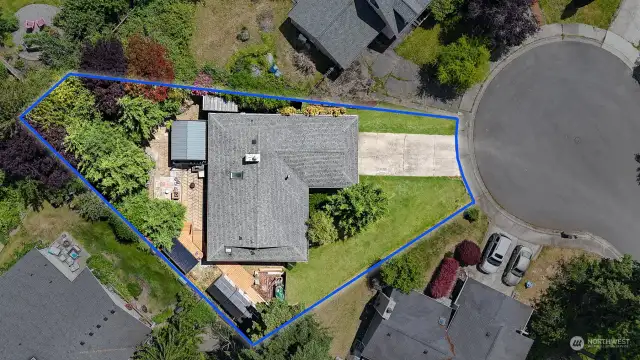 Blue property boundary line is approximate. Buyer to verify to their own satisfaction.
