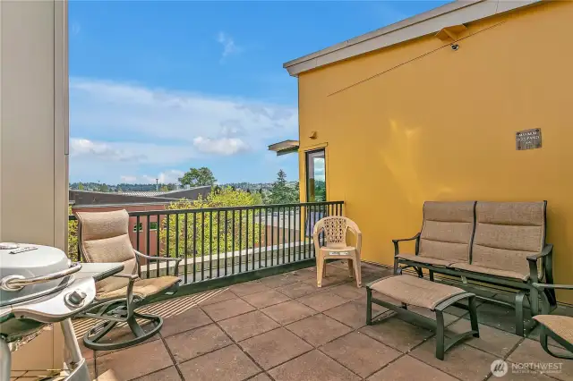 Upper level barbecue area to enjoy!