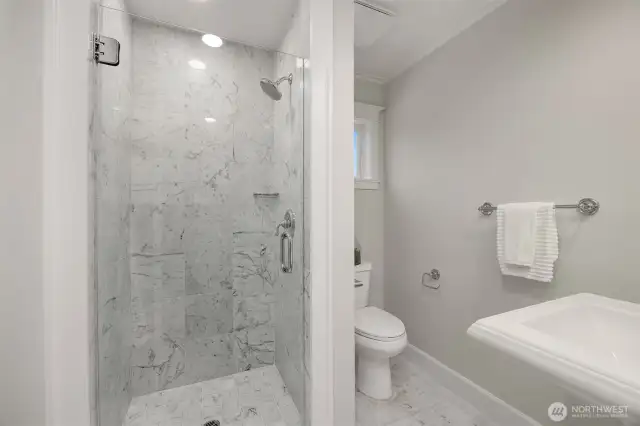 3/4 Carrera Marble Bath