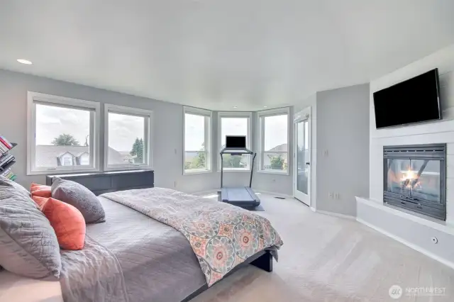 Primary suite has views of Mt. Rainier, Commencement Bay & Tacoma.